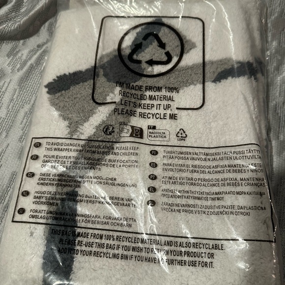 urban outfitters Lacey bows gray and white bathmat new in package - Picture 2 of 3